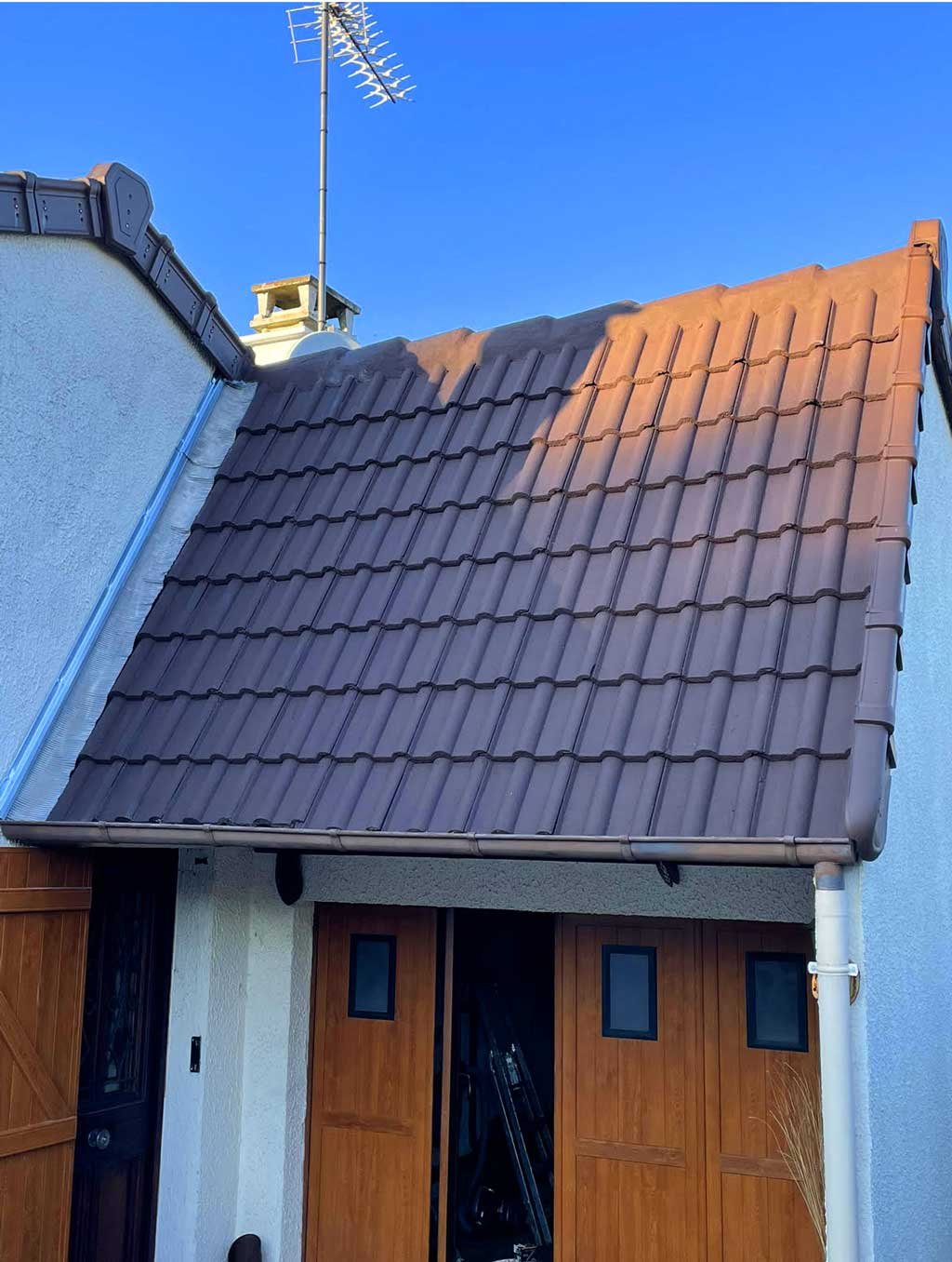 Entreprise de Couverture du Val d'Oise(95), fièrement transmise de père en fils depuis des générations. Nous sommes votre partenaire de confiance pour tous vos besoins en matière de toiture dans la région.